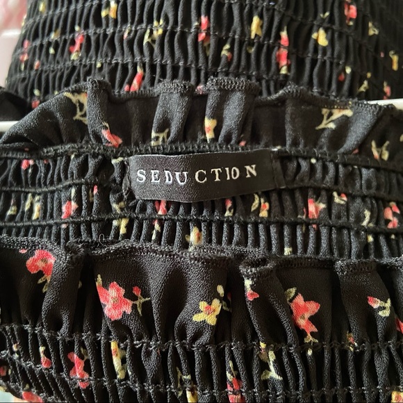 ✨3/$15✨ cropped floral off-shoulder - Picture 2 of 3